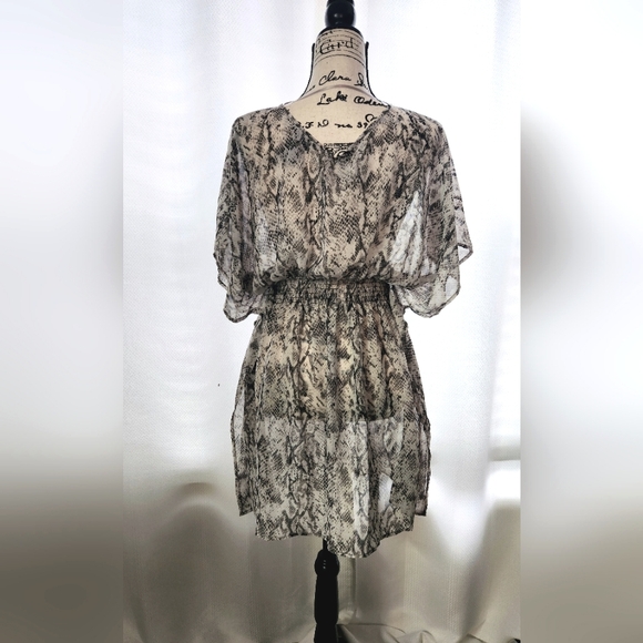 BCBG Maxazria cover-up - Picture 2 of 11